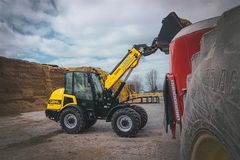 Gehl ALT750 articulated loader working on the job site