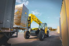 Gehl TH8-42 telehandler working on the job site